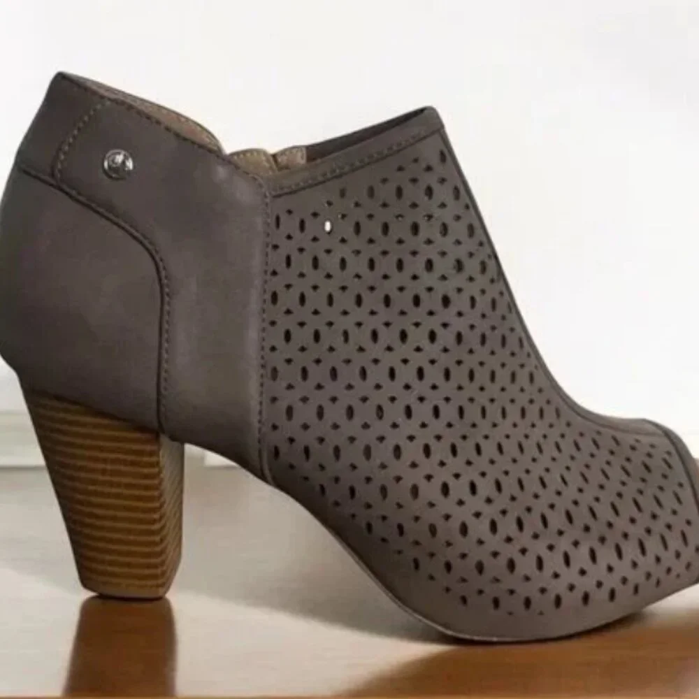 Giani Bernini Gray Perforated Ankle Booties Chunky Heel Women’s 7.5 - Picture 1 of 14